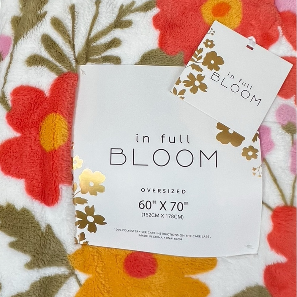 In Full Bloom - ‘Floral Bouquet’ Oversized plush throw. 60” x 70”. NWT. - Picture 3 of 3
